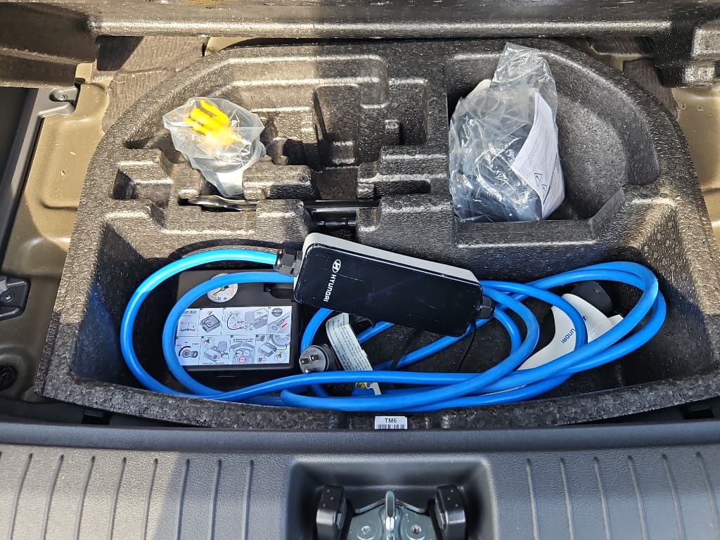 2023 Hyundai Kona EV view 6