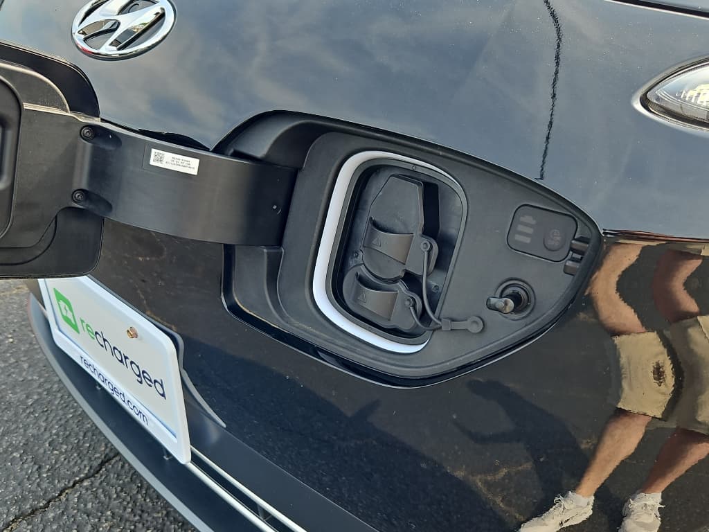 2023 Hyundai Kona EV view 5