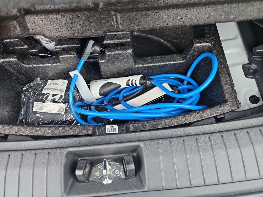 2023 Hyundai Kona EV view 6