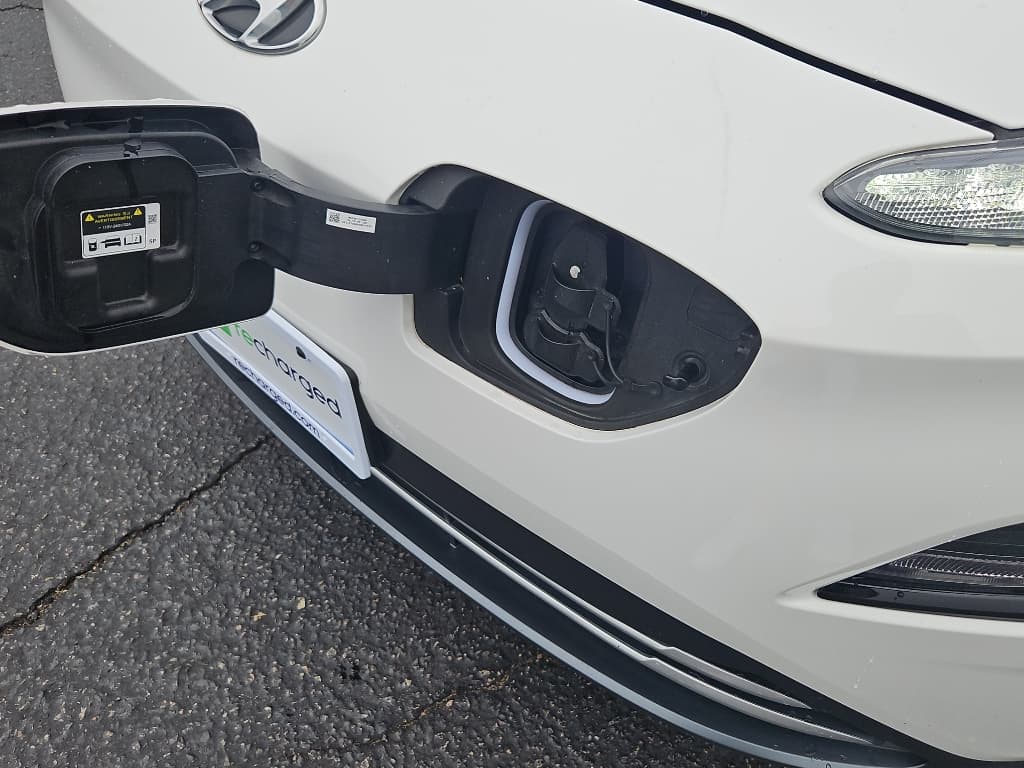 2023 Hyundai Kona EV view 5