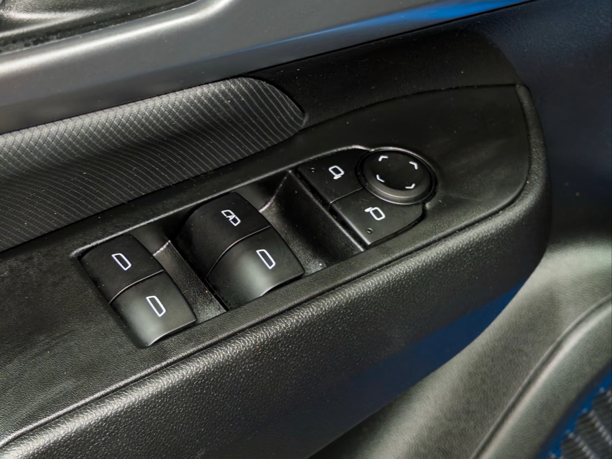2025 Chevrolet Equinox EV view 8