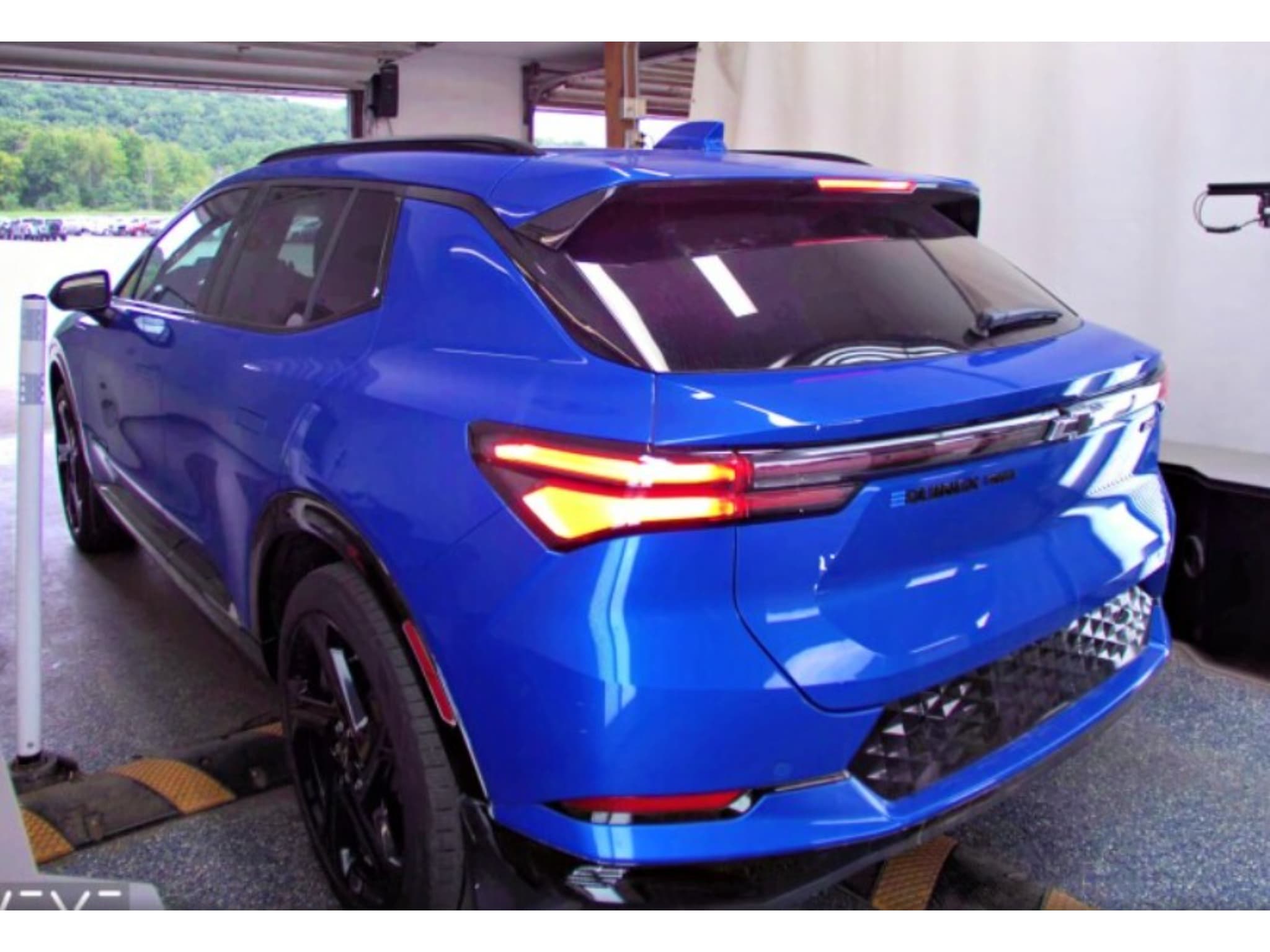 2025 Chevrolet Equinox EV view 4
