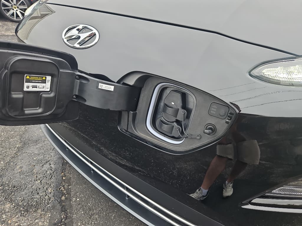 2023 Hyundai Kona EV view 5