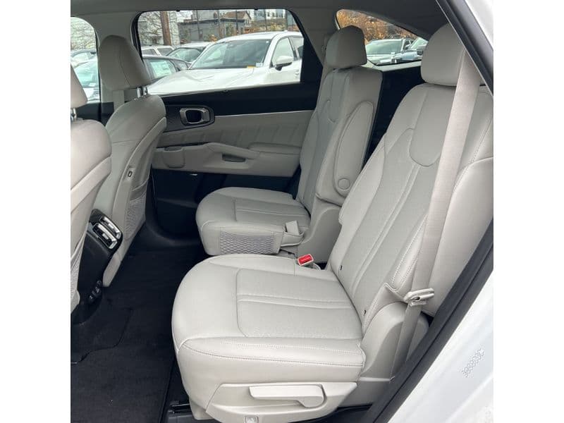 2023 Kia Sorento Plug-in Hybrid view 6