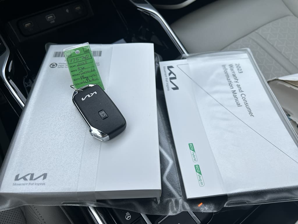 2023 Kia Sorento Plug-in Hybrid view 16