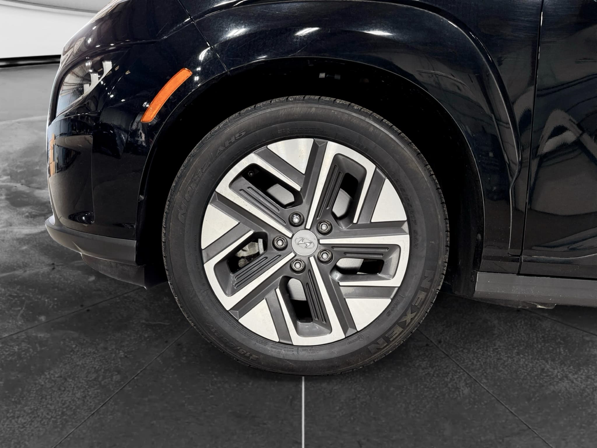 2023 Hyundai Kona EV view 30