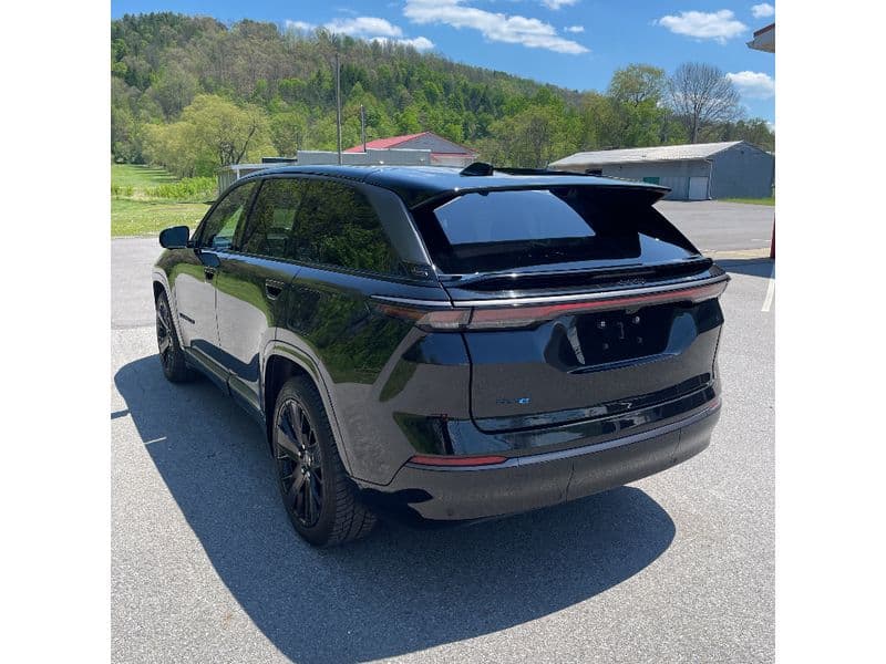 2024 Jeep Wagoneer S view 4