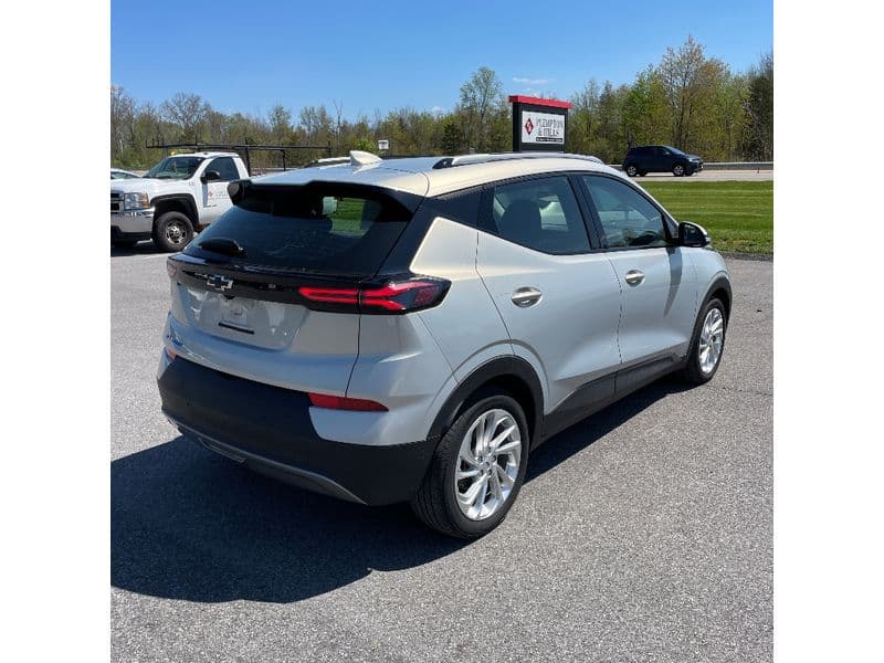 2023 Chevrolet Bolt EUV view 3