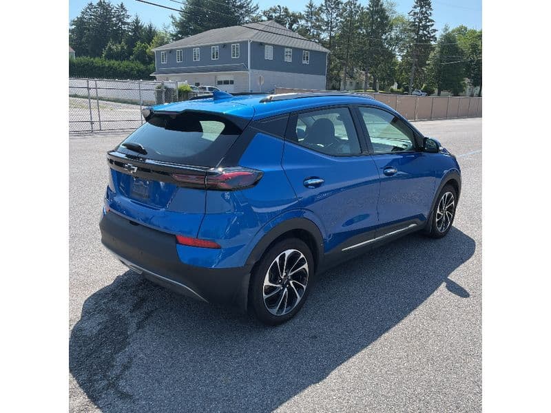 2023 Chevrolet Bolt EUV view 3