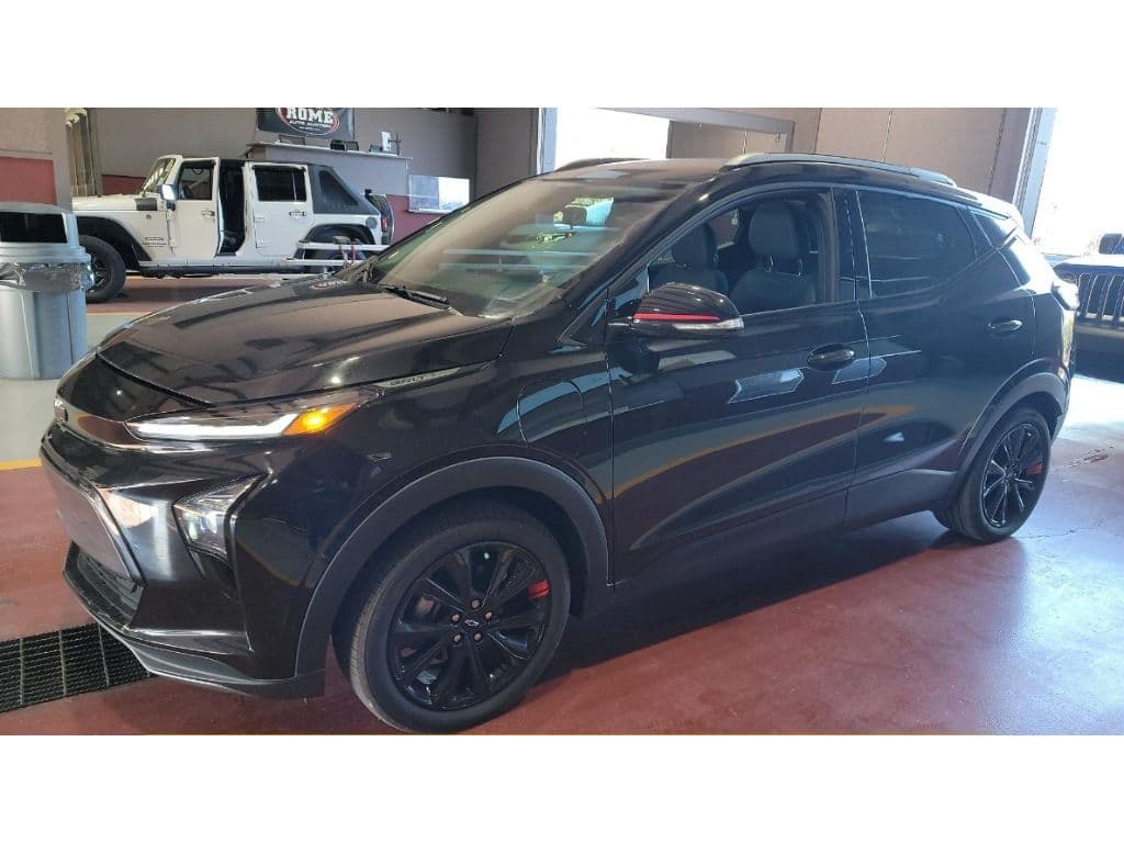 2023 Chevrolet Bolt EUV view 1