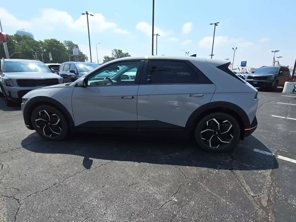 2023 Hyundai IONIQ 5 view 2