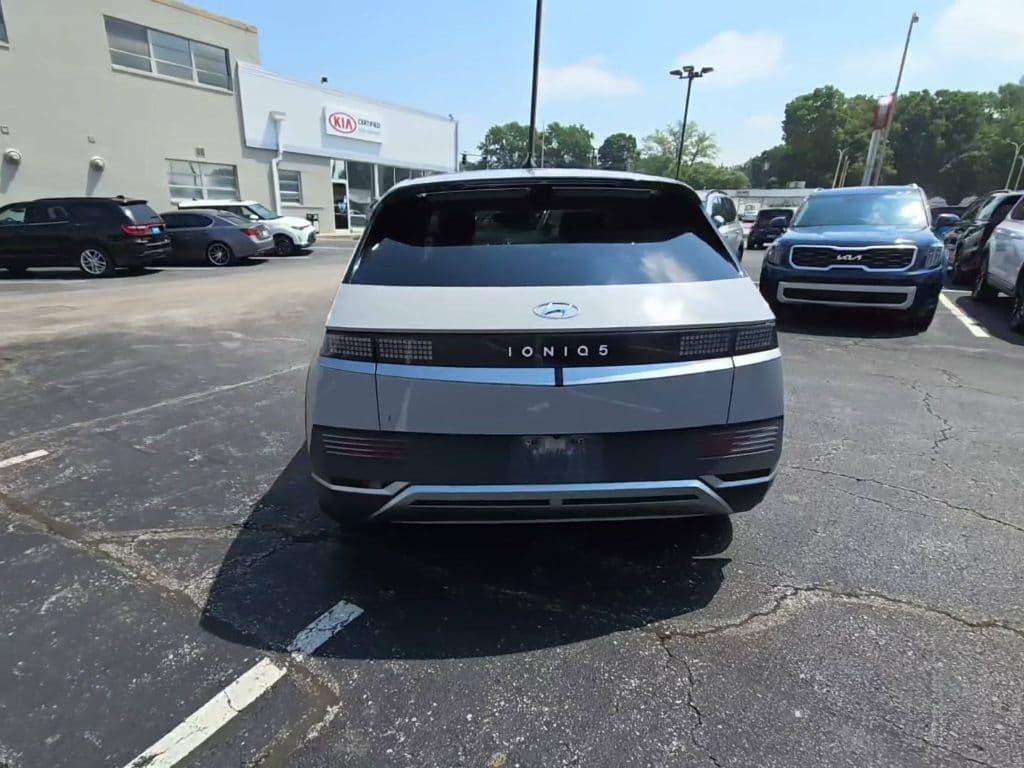 2023 Hyundai IONIQ 5 view 3