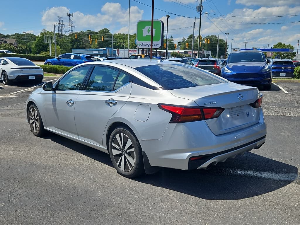 2019 Nissan Altima view 2