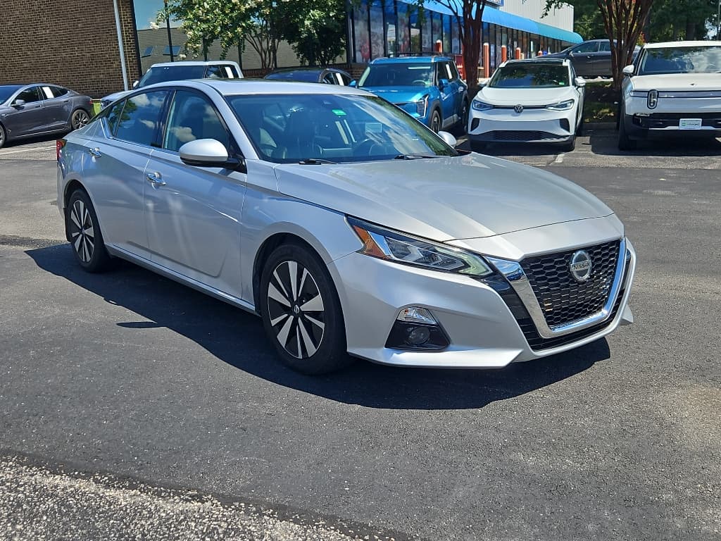 2019 Nissan Altima view 4