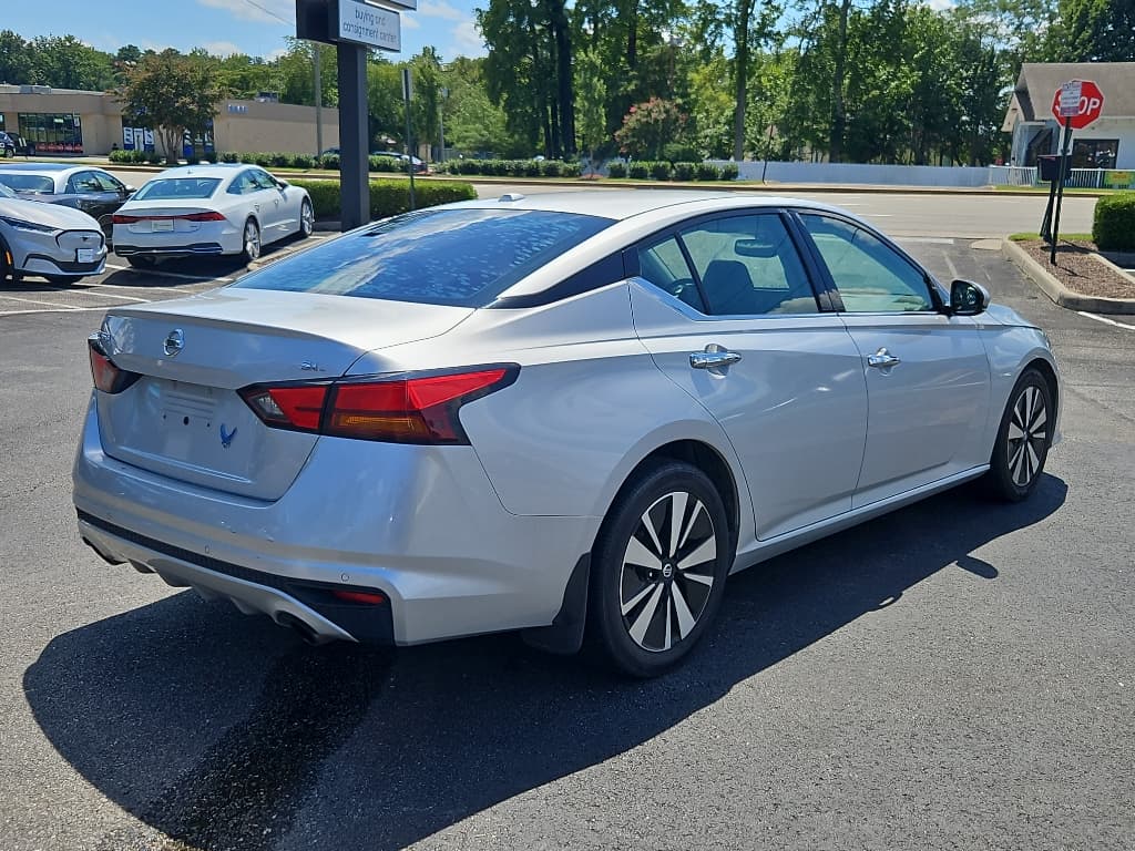 2019 Nissan Altima view 3