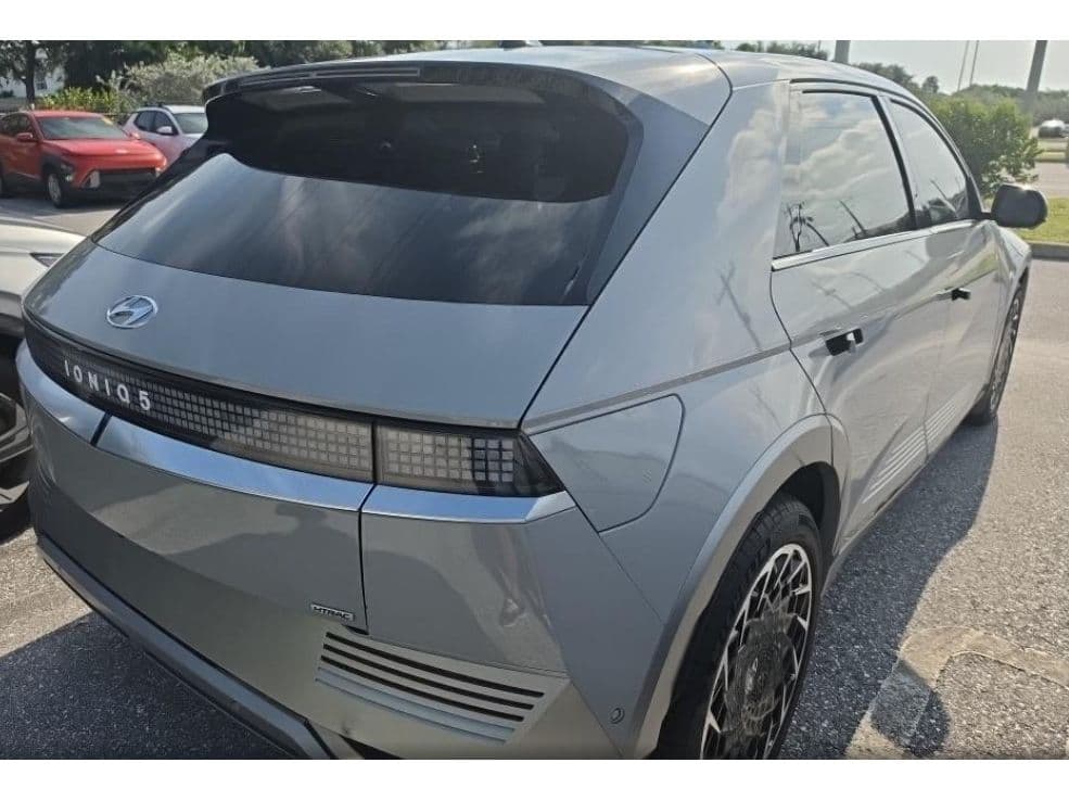 2023 Hyundai IONIQ 5 view 3