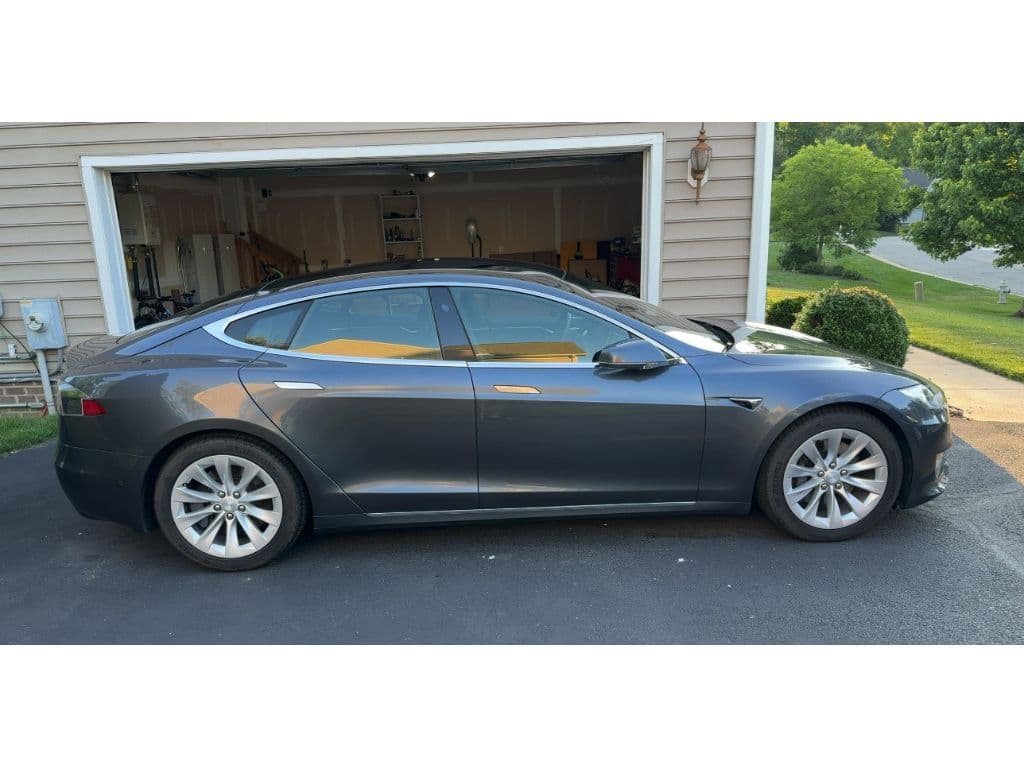 2017 Tesla Model S view 3