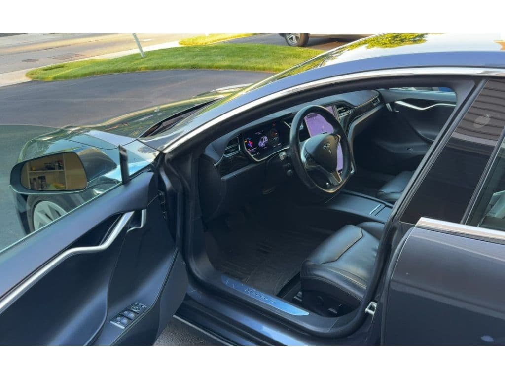 2017 Tesla Model S view 5