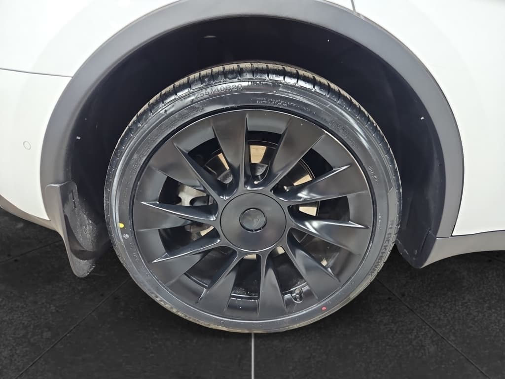 2021 Tesla Model Y view 32
