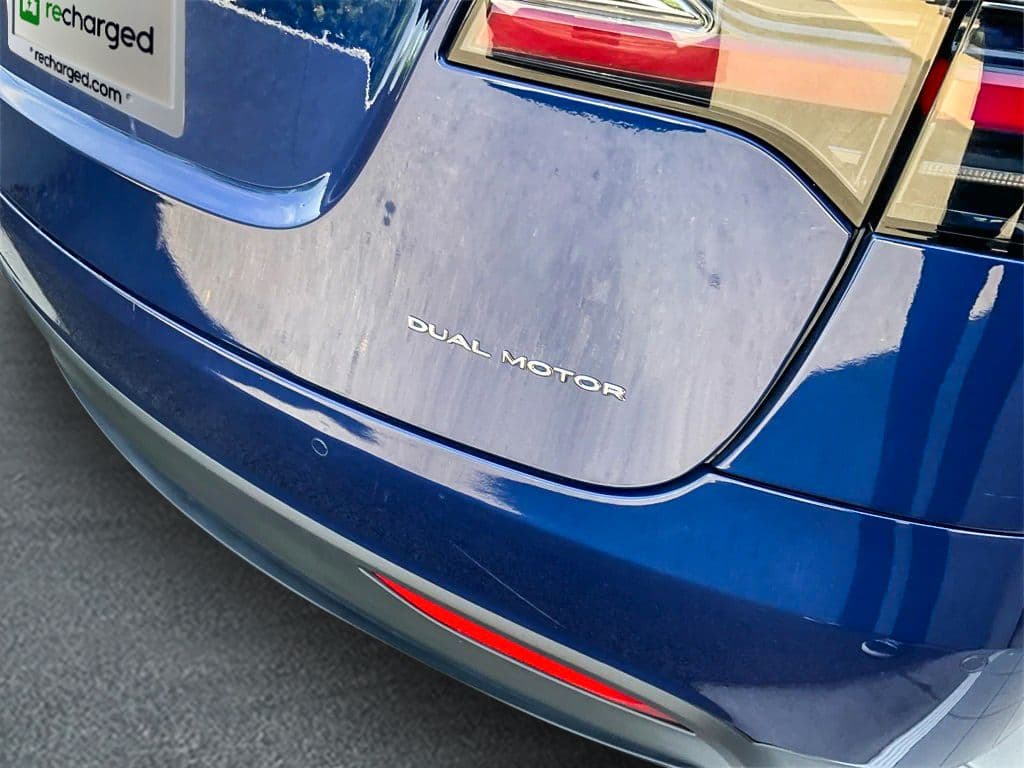 2019 Tesla Model X view 19