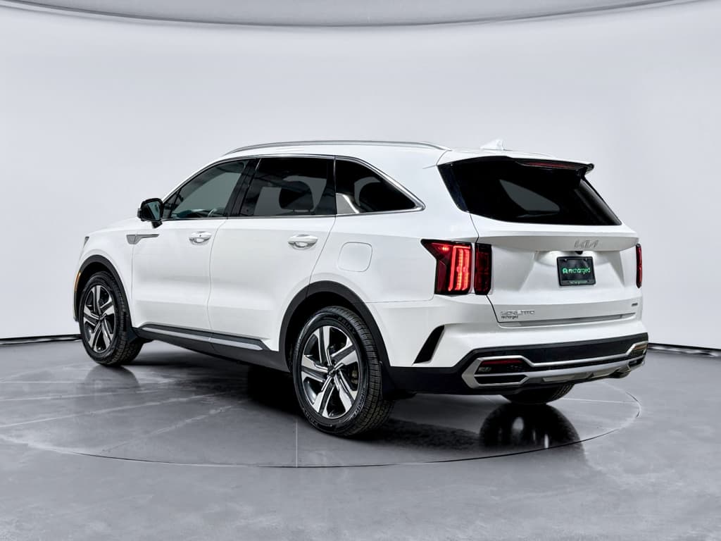 2023 Kia Sorento Plug-in Hybrid view 2