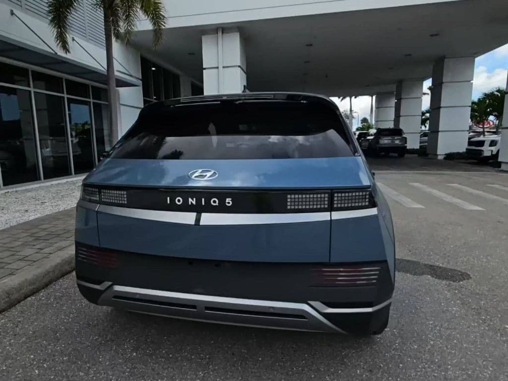2023 Hyundai IONIQ 5 view 3