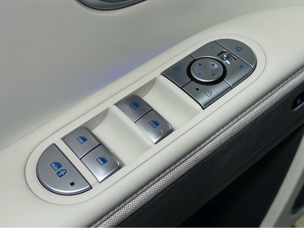 2023 Hyundai IONIQ 5 view 7