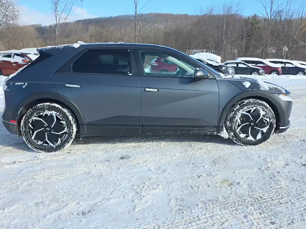 2023 Hyundai IONIQ 5 view 3