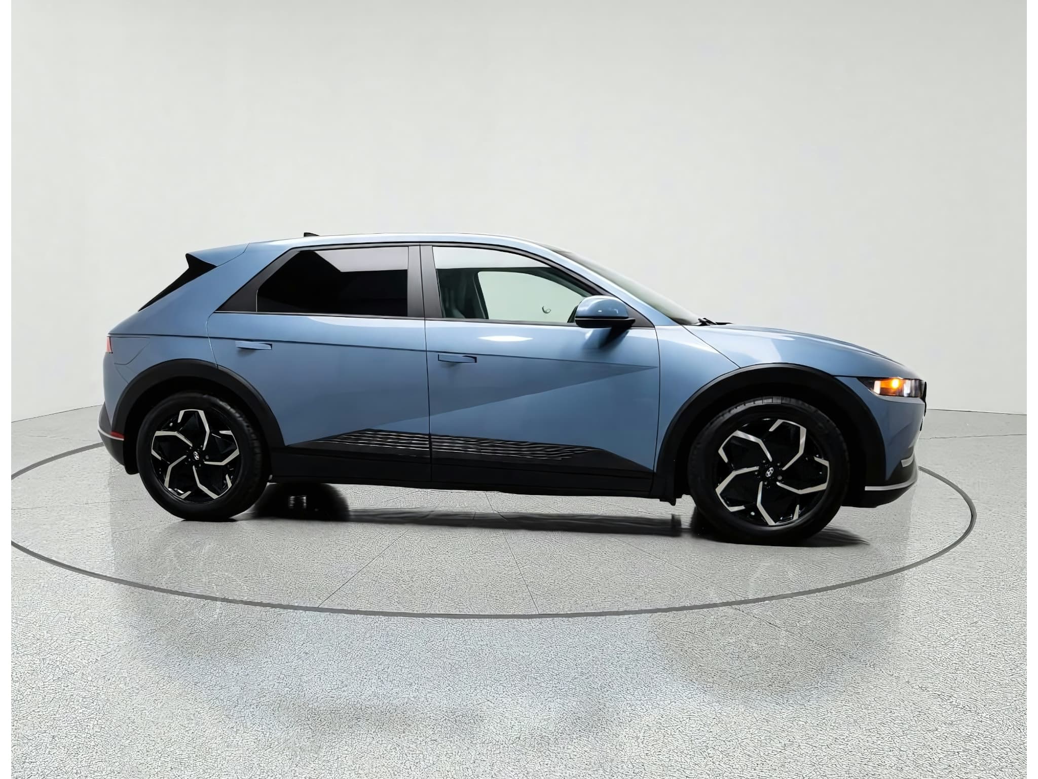 2023 Hyundai IONIQ 5 view 4