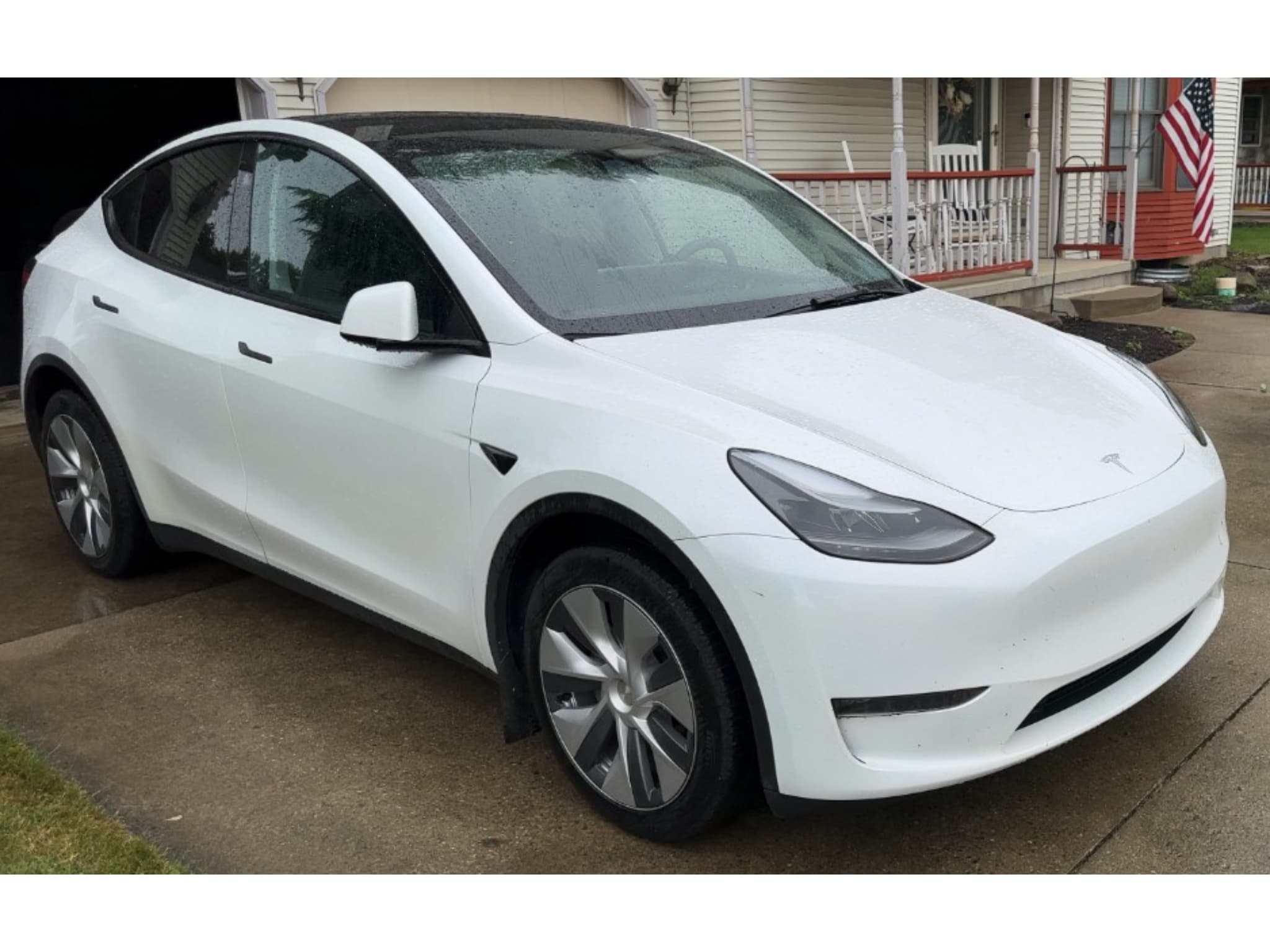2023 Tesla Model Y view 4