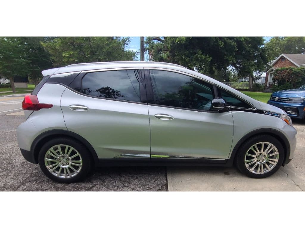 2017 Chevrolet Bolt EV view 3