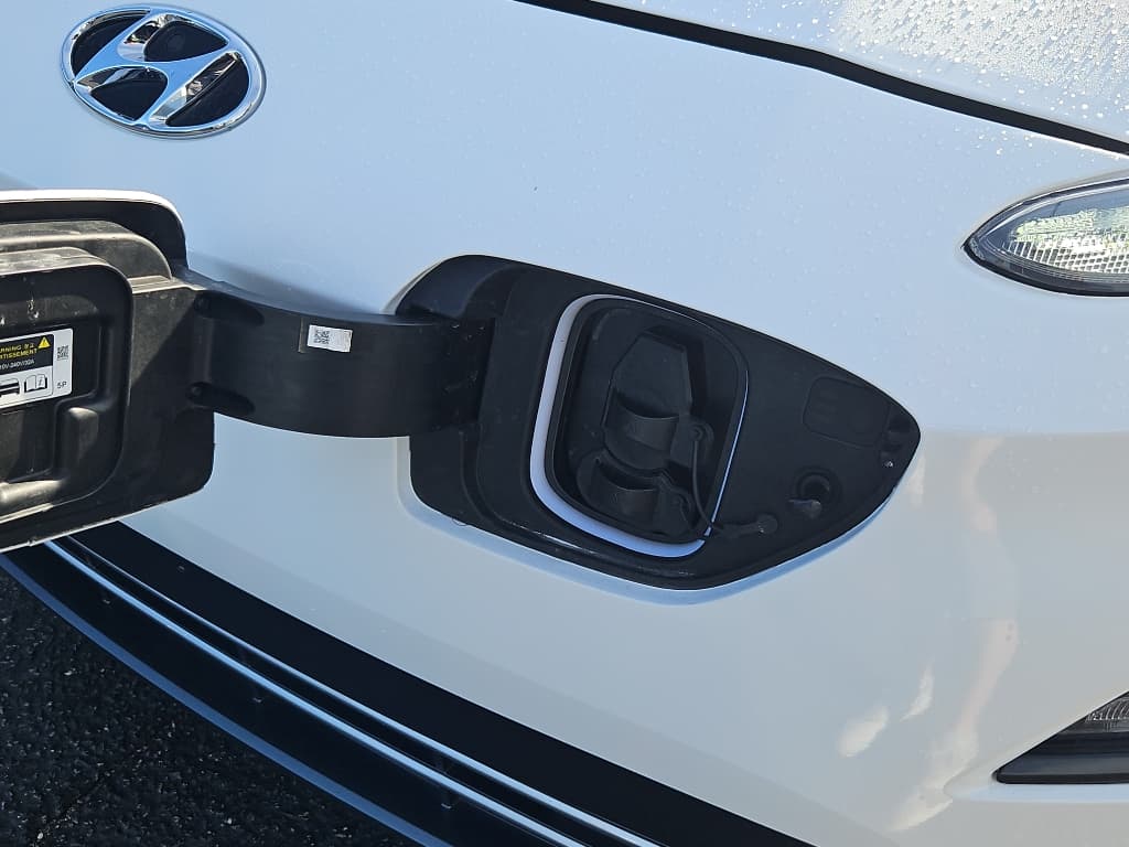 2023 Hyundai Kona EV view 5