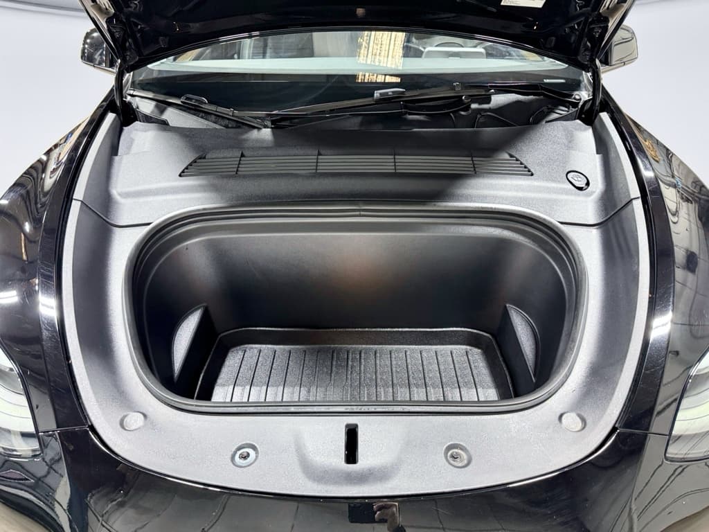 2023 Tesla Model Y view 24