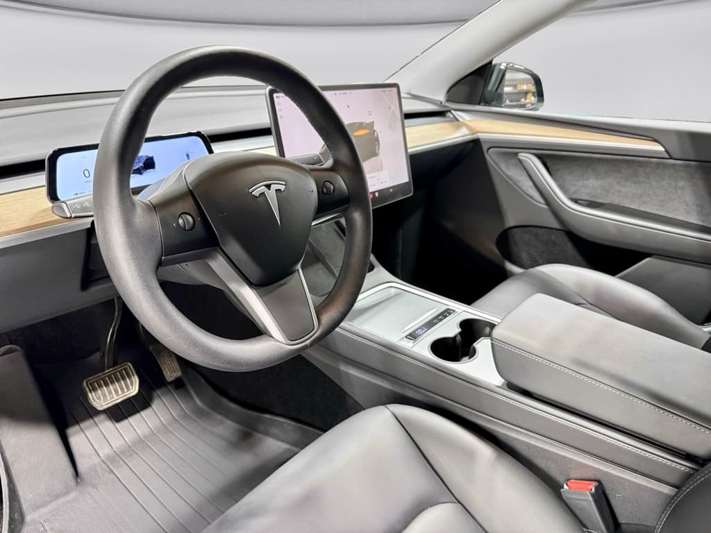 2023 Tesla Model Y view 17