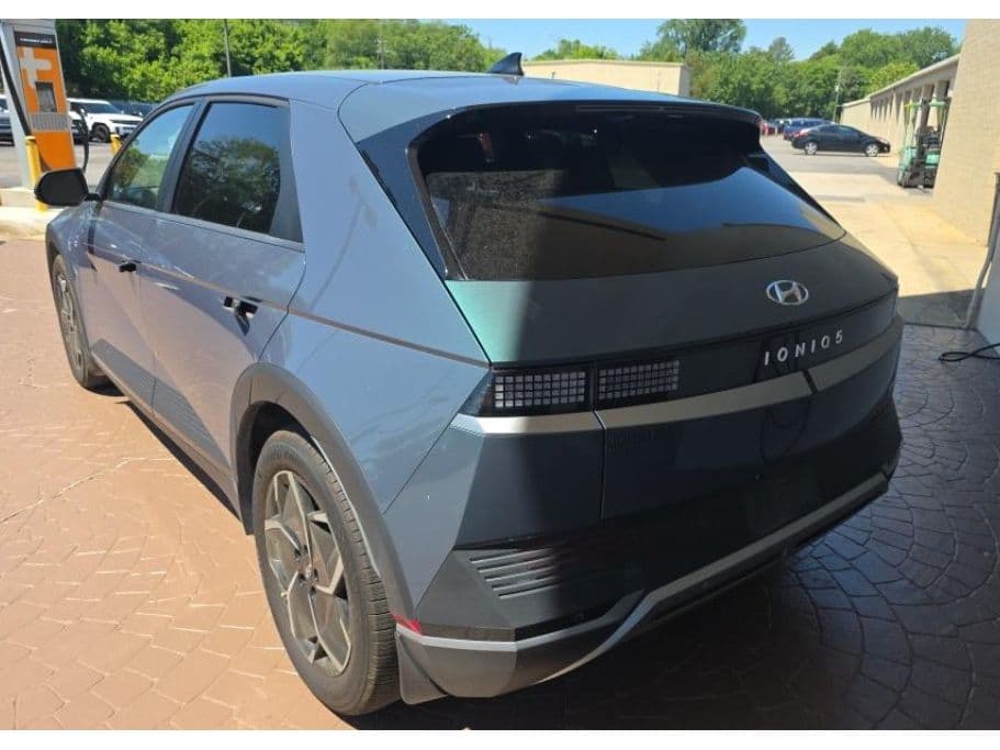2023 Hyundai IONIQ 5 view 4