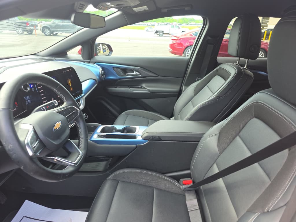 2025 Chevrolet Equinox EV view 5