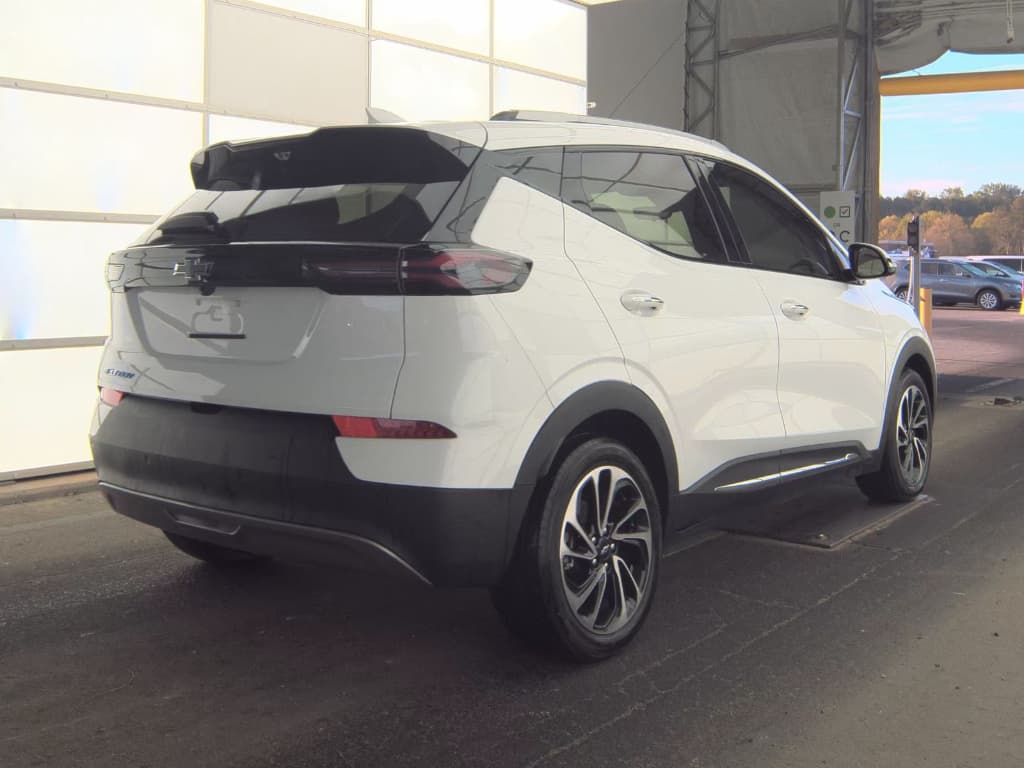 2023 Chevrolet Bolt EUV view 3