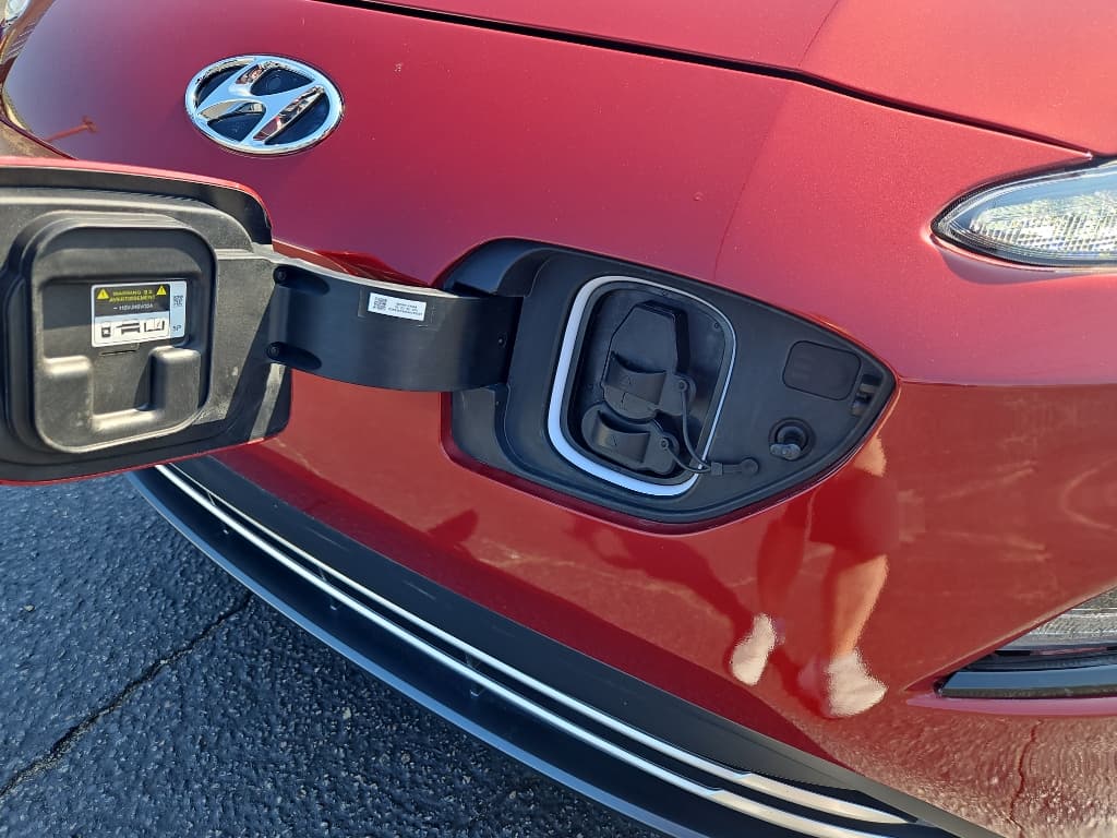 2023 Hyundai Kona EV view 5