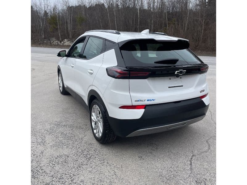 2023 Chevrolet Bolt EUV view 4