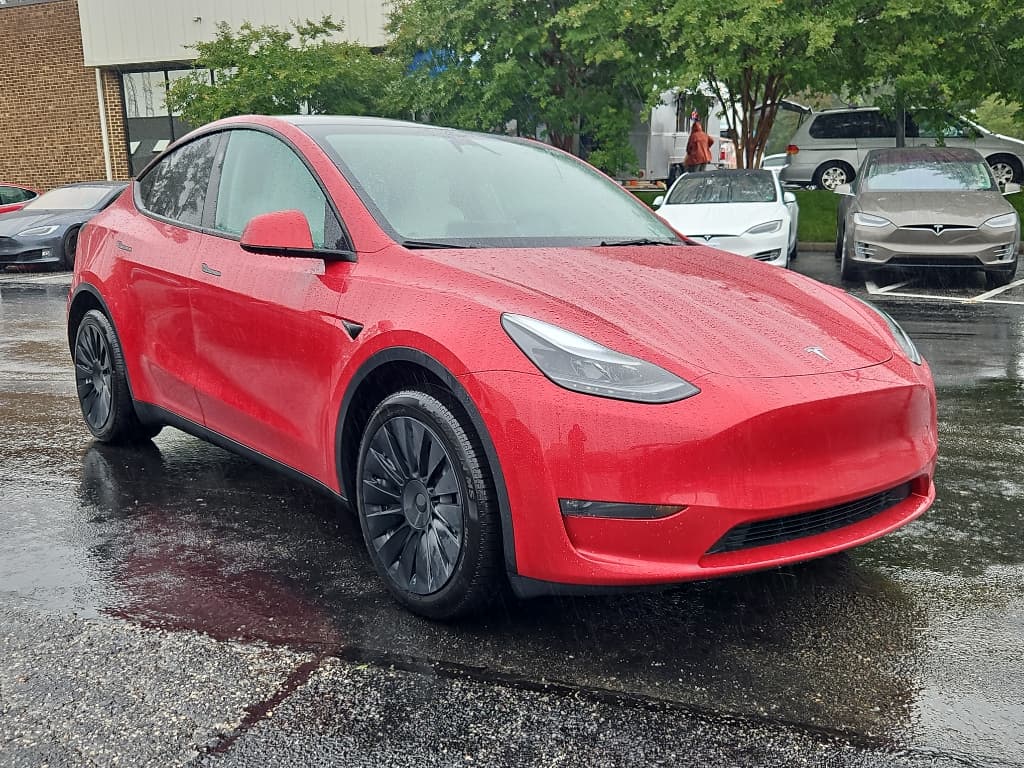 2023 Tesla Model Y view 4