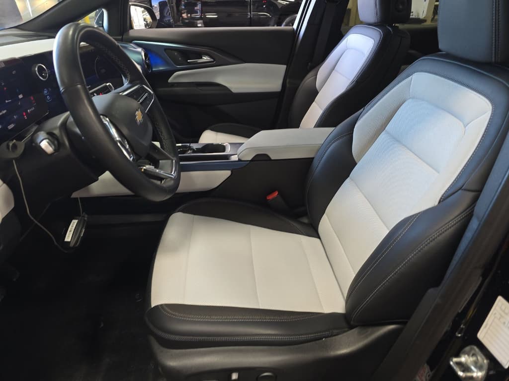 2025 Chevrolet Equinox EV view 5