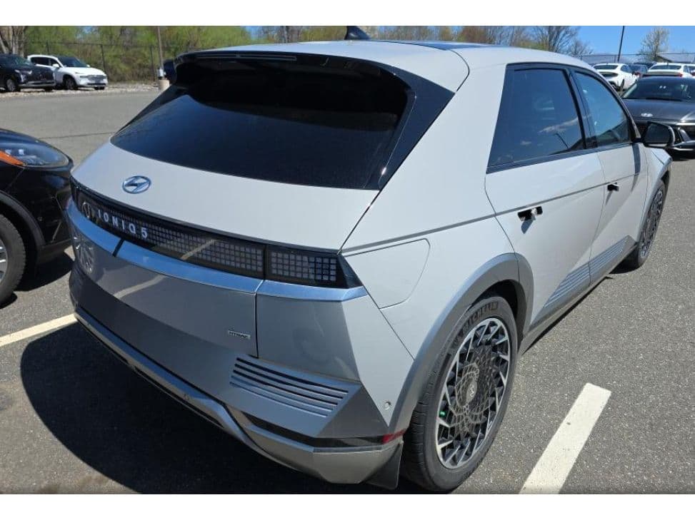 2023 Hyundai IONIQ 5 view 3