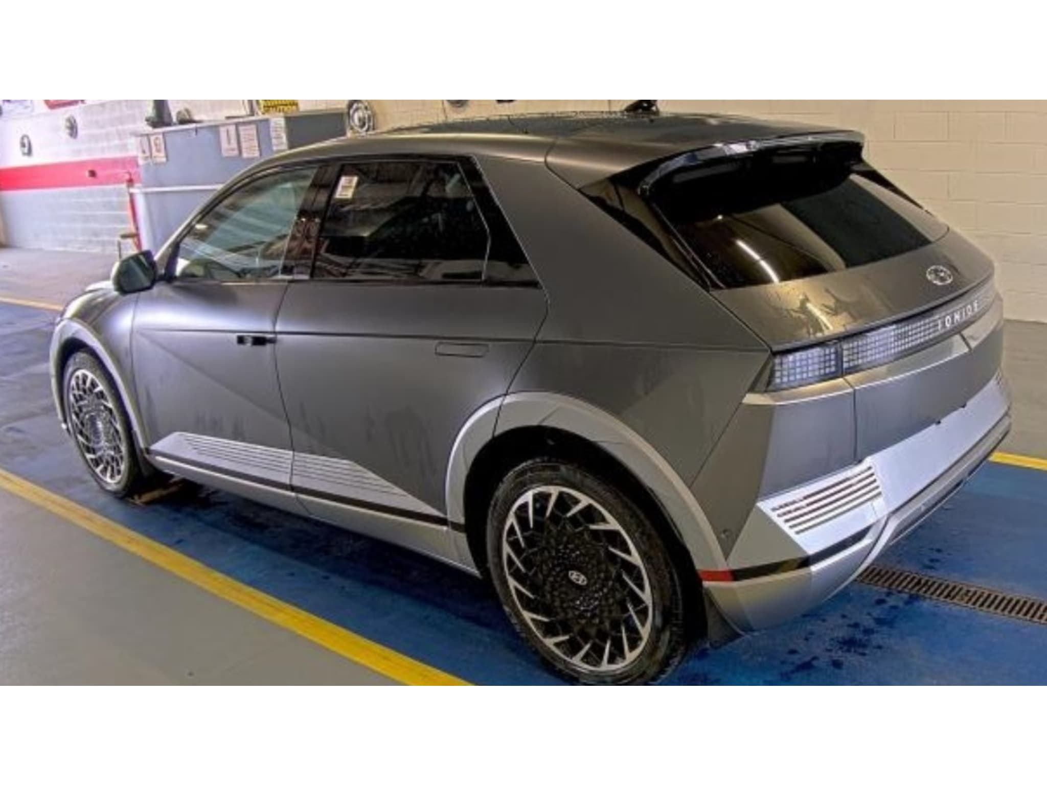 2023 Hyundai IONIQ 5 view 2