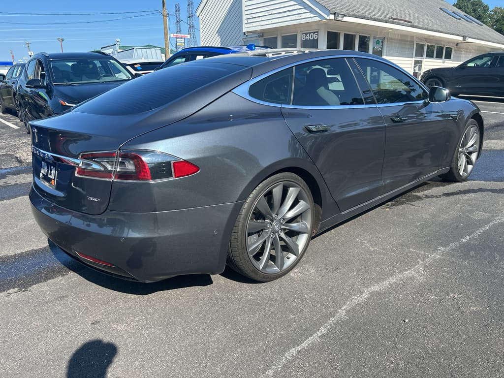 2017 Tesla Model S view 3