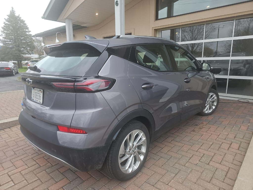 2023 Chevrolet Bolt EUV view 3