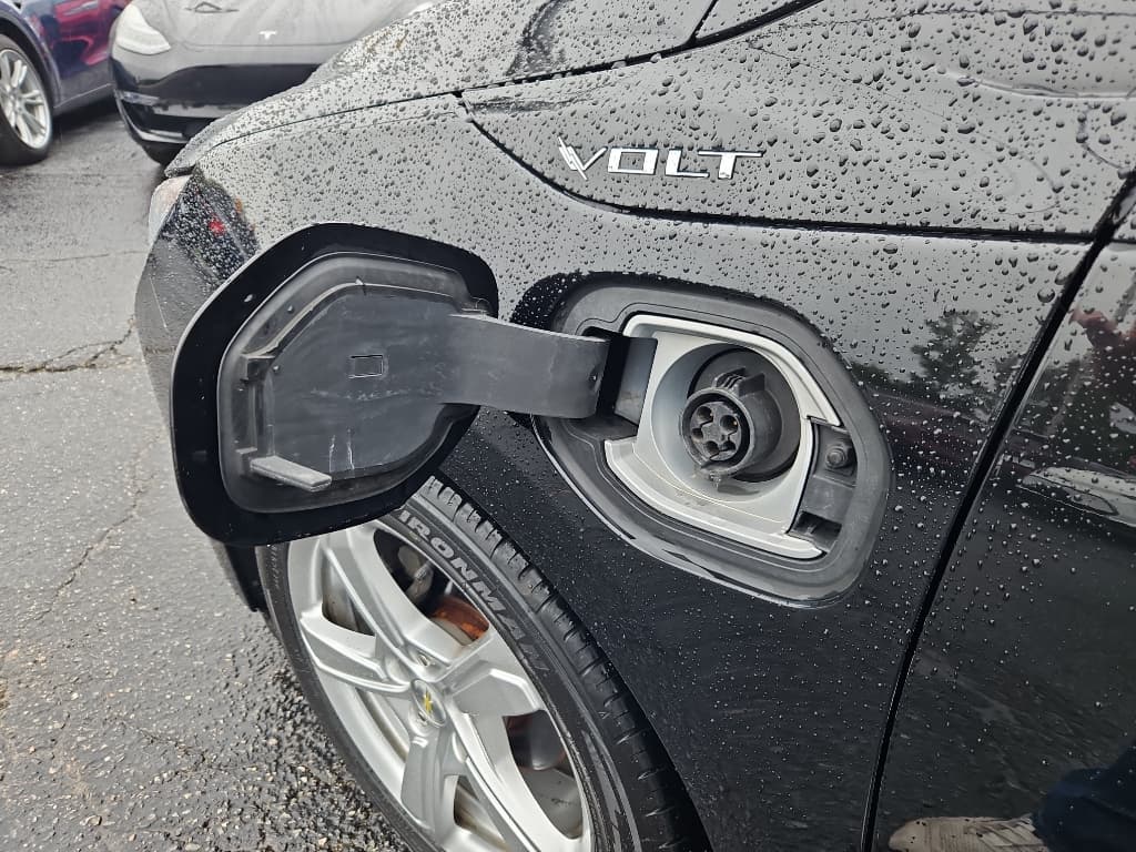 2017 Chevrolet Volt view 5