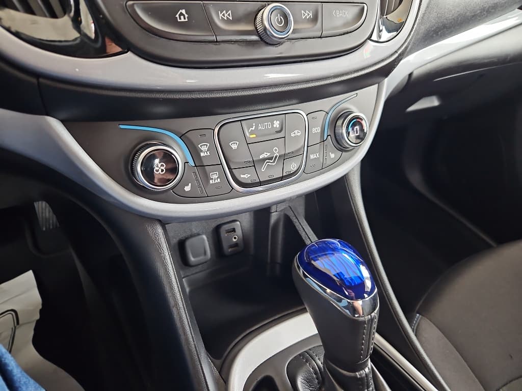 2017 Chevrolet Volt view 15