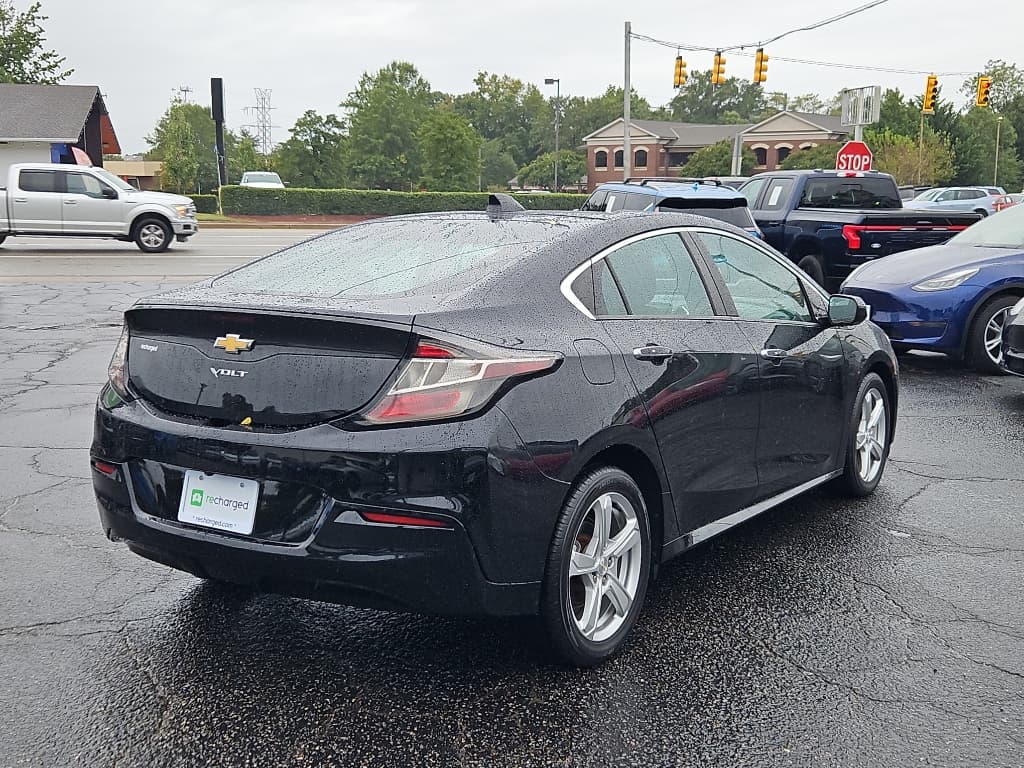 2017 Chevrolet Volt view 3