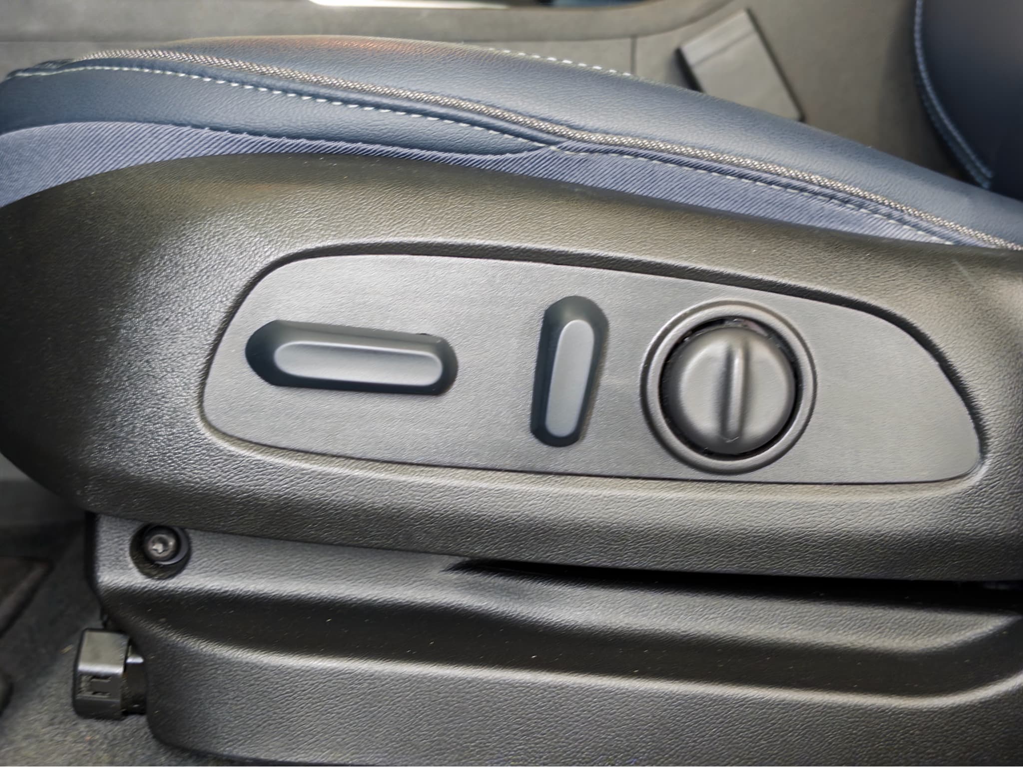 2023 Chevrolet Bolt EUV view 10