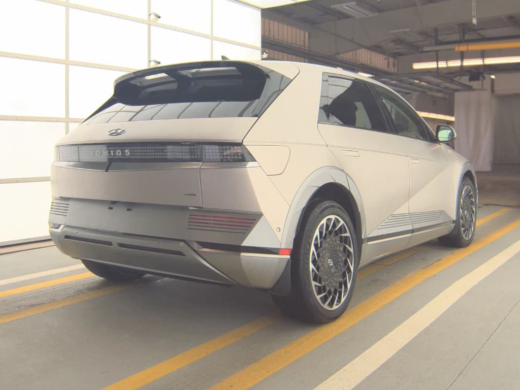 2023 Hyundai IONIQ 5 view 3